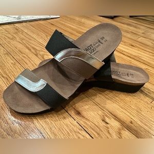 NWOT Naot Sandals Black Silver Brown Size 39 Size 8